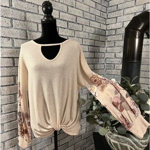 7th Ray  Ladies Beige/Floral Sleeves Waffle Peekaboo Tunic